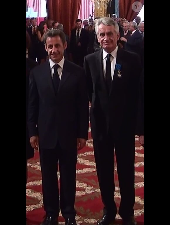Nicolas Sarkozy et Gilbert Coullier à la remise de son insigne, le 20 mai 2010.