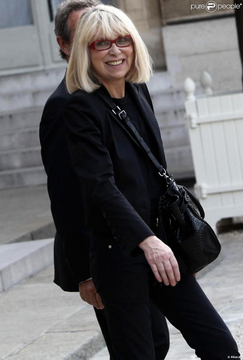 Mireille Darc à la remise d'insigne de Gilbert Coullier ...