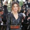 Kate Beckinsale : La belle qui fait partie du jury de ce 63ème Festival de Cannes, nous a récemment ébloui dans une magnifique création tout en sequins noirs de chez Balmain, qui dévoilait ses jambes impeccables.