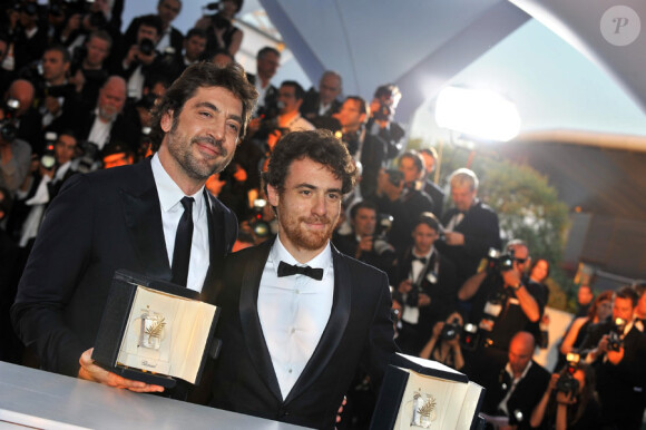 Javier Bardem et Elio Germano, prix d'interprétation ex aequo (respectivement pour Biutiful et La Nostra Vita), après la cérémonie de clôture du 63e festival de Cannes le 23 mai 2010