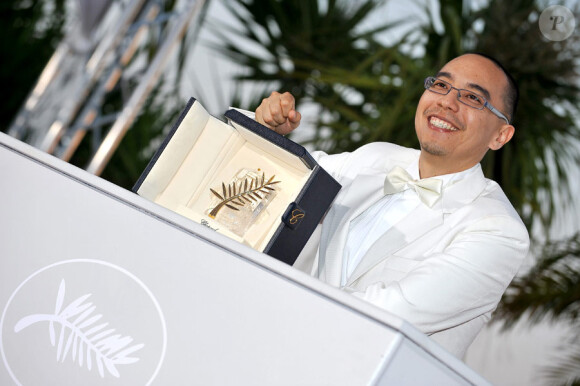 Apichatpong Weerasethakul avec sa Palme d'or pour Oncle Boonmee, celui qui se souvient de ses vies antérieures, après la cérémonie de clôture du 63e festival de Cannes le 23 mai 2010