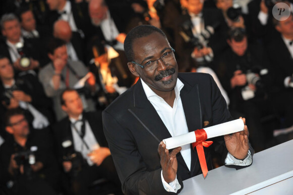 Mahamat Saleh Haroun et son prix du jury pour L'Homme qui crie après la cérémonie de clôture du 63e festival de Cannes le 23 mai 2010
