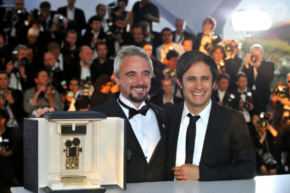 Gael Garcia Bernal et le lauréat de la Caméra d'or, Michael Rowe pour Année Bissextile, après la cérémonie de clôture du 63e festival de Cannes le 23 mai 2010