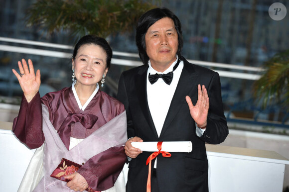 Lee Chang-dong, prix du scénario pour Poetry, et l'actrice Yung Jung Hee après la cérémonie de clôture du 63e festival de Cannes le 23 mai 2010