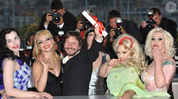 Mathieu Amalric et ses actrices après la cérémonie de clôture du 63e festival de Cannes le 23 mai 2010