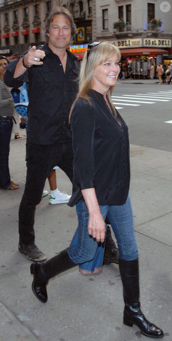 John Corbett et Bo Derek se promènent en amoureux à New York le 23 mai 2010