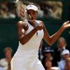 Venus Williams et les années 2000 : 10 ans de looks en courts complètement fous, fashion, bariolés, osés et courts évidemment ! Ici à Wimbledon en juin 2009.