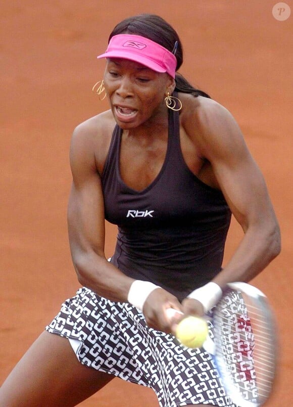 Venus Williams et les années 2000 : 10 ans de looks en courts complètement fous, fashion, bariolés, osés et courts évidemment ! Ici à Istanbul en mai 2005.