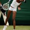 Venus Williams et les années 2000 : 10 ans de looks en courts complètement fous, fashion, bariolés, osés et courts évidemment ! Ici à Wimbledon en juin-juillet 2007.