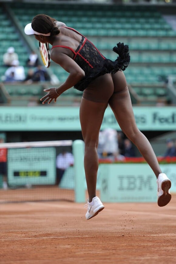Venus Williams et les années 2000 : 10 ans de looks en courts complètement fous, fashion, bariolés, osés et courts évidemment ! Ici à Roland-Garros 2010.