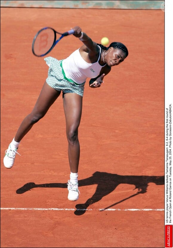 Venus Williams et les années 2000 : 10 ans de looks en courts complètement fous, fashion, bariolés, osés et courts évidemment ! Ici à Roland-Garros en mai 2004.