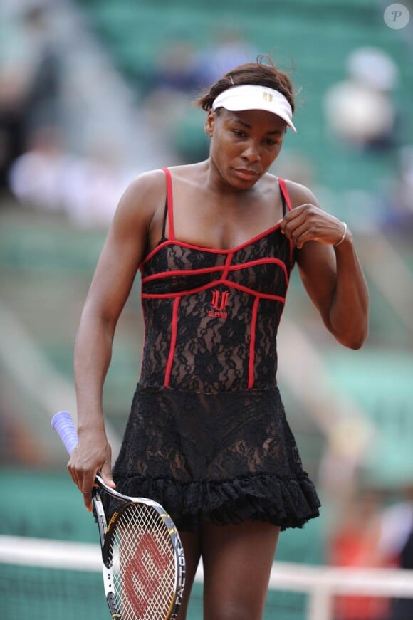 Venus Williams et les années 2000 : 10 ans de looks en courts complètement fous, fashion, bariolés, osés et courts évidemment ! Ici à Roland-Garros 2010.