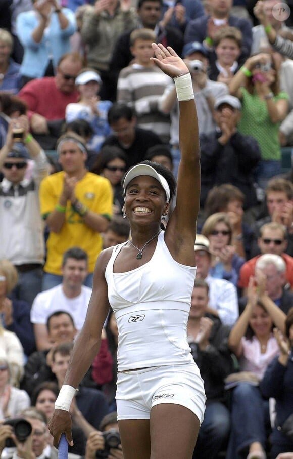 Venus Williams et les années 2000 : 10 ans de looks en courts complètement fous, fashion, bariolés, osés et courts évidemment ! Ici à Wimbledon en juin-juillet 2007.