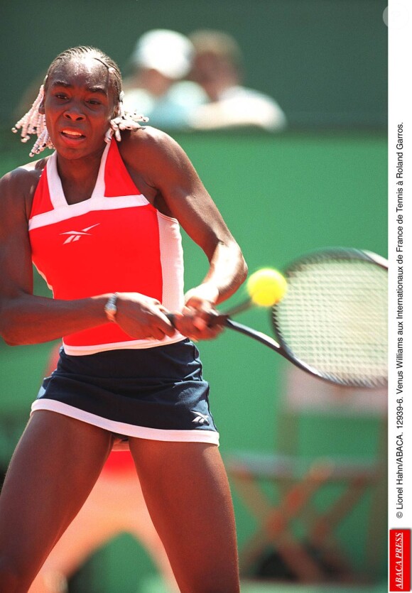 Venus Williams et les années 2000 : 10 ans de looks en courts complètement fous, fashion, bariolés, osés et courts évidemment ! Ici à Roland-Garros au tout début des années 2000.