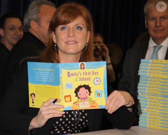 Sarah Ferguson signe son ouvrage Emily's First Day of School, au salon du livre de New York. 26/05/2010