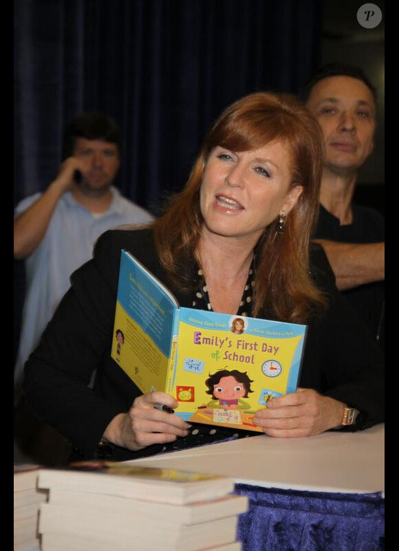 Sarah Ferguson signe son ouvrage Emily's First Day of School, au salon du livre de New York. 26/05/2010