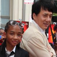 Regardez Jackie Chan en fan de baseball... face au jeune fils de Will Smith en "Karate Kid" !