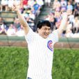 Jackie Chan donne le coup d'envoi du match de baseball opposant les Chicago Cubs au Los Angeles Dodgers, au Wrigley Field Stadium de Chicago, le 25 mai 2010.