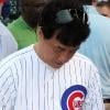 Jackie Chan donne le coup d'envoi du match de baseball opposant les Chicago Cubs au Los Angeles Dodgers, au Wrigley Field Stadium de Chicago, le 25 mai 2010.