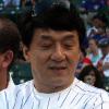 Jackie Chan donne le coup d'envoi du match de baseball opposant les Chicago Cubs au Los Angeles Dodgers, au Wrigley Field Stadium de Chicago, le 25 mai 2010.
