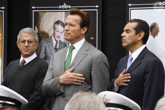 Ron Meyer, Arnold Schwarzenegger et le maire de Los Angeles Antonio Villaraigosa lors de l'inauguration des décors reconstituant New York à Universal  City en Californie le 27 mai 2010