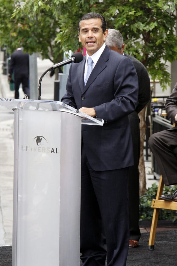 Le maire de Los Angeles Antonio Villaraigosa lors de l'inauguration des décors reconstituant New York à Universal  City en Californie le 27 mai 2010