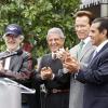 Steven Spielberg, Ron Mayer et Arnold Schwarzenegger lors de l'inauguration des décors reconstituant New-York à Universal Studios en Californie le 27 mai 2010