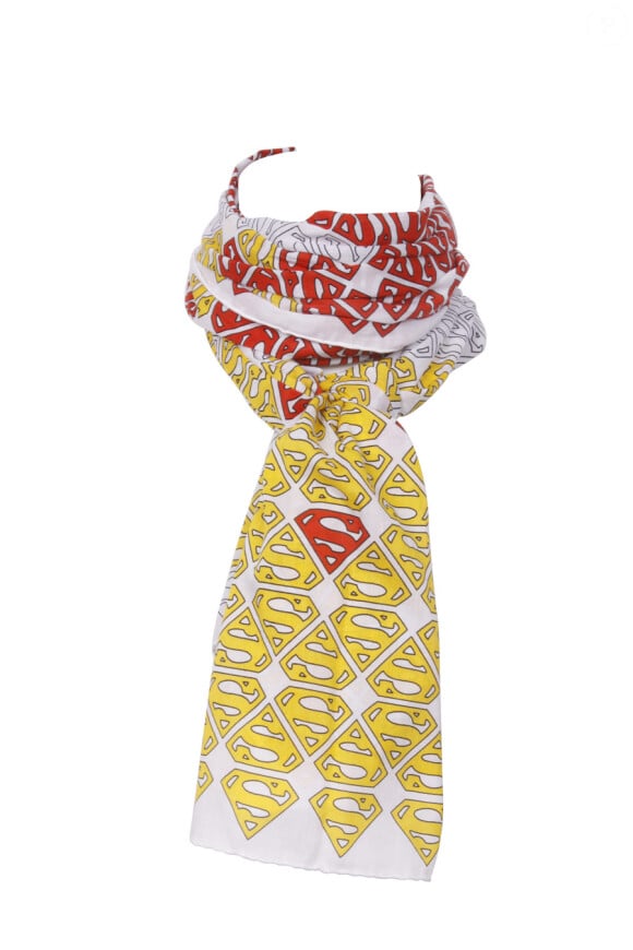 L'écharpe Superman Julien David pour la collection collector célébrant le 75e anniversaire de DC Comics dans la boutique colette à Paris