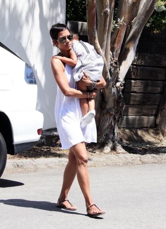 Halle Berry arrive à une fête dans West Hollywood avec sa fille Nahla, endormie dans ses bras le 31 mai 2010