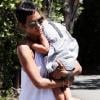 Halle Berry arrive à une fête dans West Hollywood avec sa fille Nahla, endormie dans ses bras le 31 mai 2010