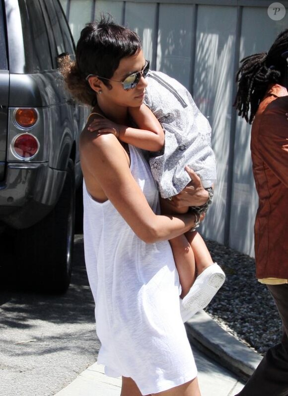 Halle Berry arrive à une fête dans West Hollywood avec sa fille Nahla, endormie dans ses bras le 31 mai 2010