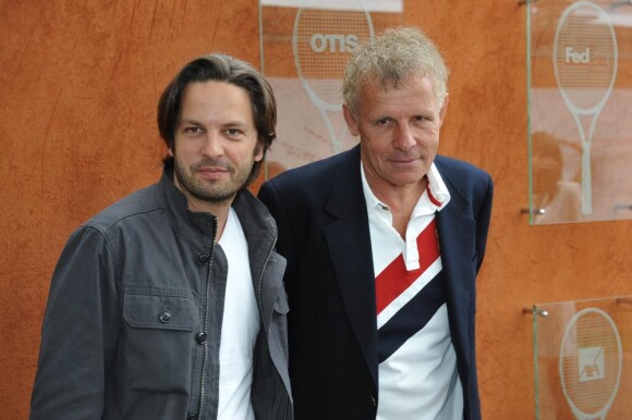 Patrick Poivre d'Arvor et son fils aîné Arnaud à Roland-Garros lors des internationaux de tennis le 2 juin 2010