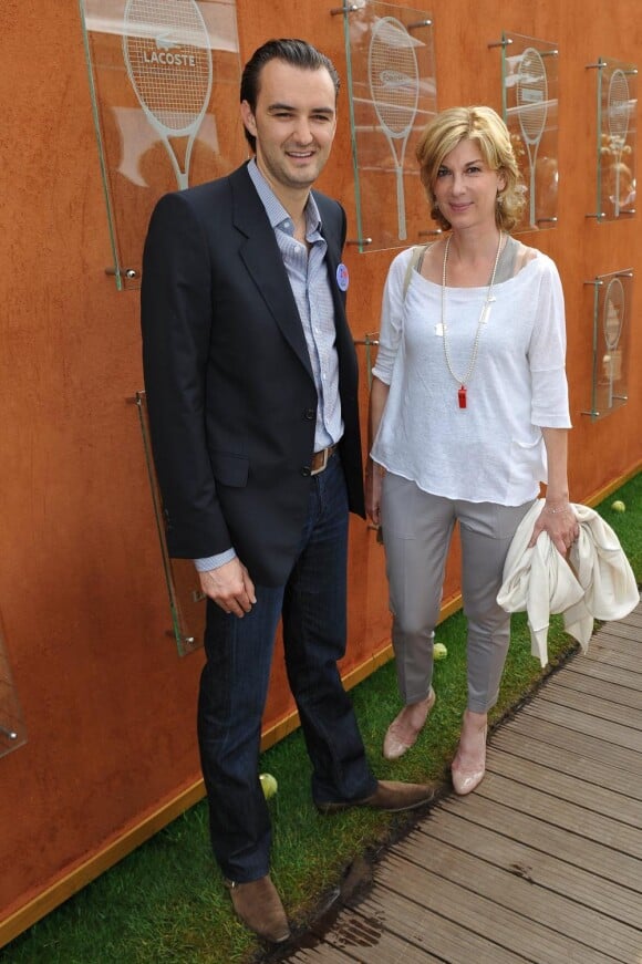 Michèle Laroque et Cyril Lignac à Roland-Garros lors des internationaux de tennis le 2 juin 2010