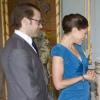 Les futurs mariés Victoria de Suède et Daniel Westling reçoivent des présents de la part du président Grimaldi Industri après la publication des bans. La cérémonie a lieu dans le palais royal à Stockholm le 3 juin 2010.