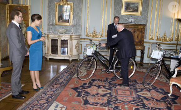 Les futurs mariés Victoria de Suède et Daniel Westling reçoivent des présents de la part du président Grimaldi Industri après la publication des bans. La cérémonie a lieu dans le palais royal à Stockholm le 3 juin 2010.
