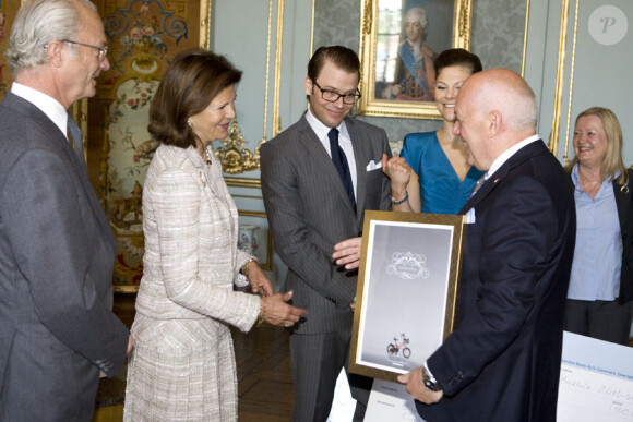 Les futurs mariés Victoria de Suède et Daniel Westling reçoivent des présents de la part du président Grimaldi Industri après la publication des bans. La cérémonie a lieu dans le palais royal à Stockholm le 3 juin 2010. 