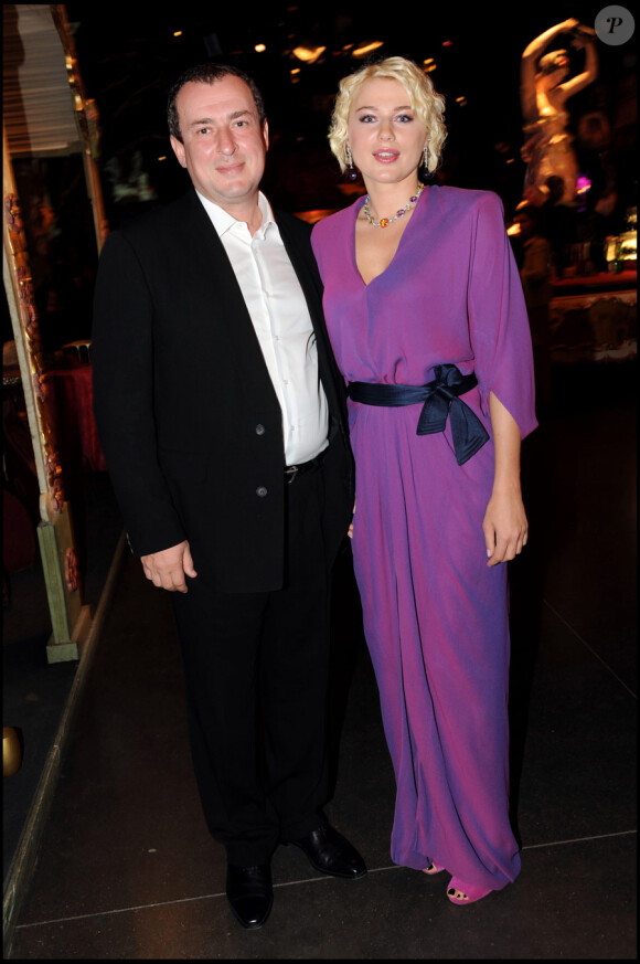 Boris Cheliakine et son épouse lors du dîner de gala caritatif pour l'association Innocence en danger au Théâtre Merveilleux à Paris le 3 juin 2010