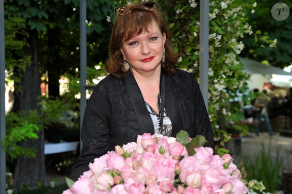 Catherine Jacob célèbre la rose qui porte son nom au Jardin des Tuileries à Paris le 3 juin 2010