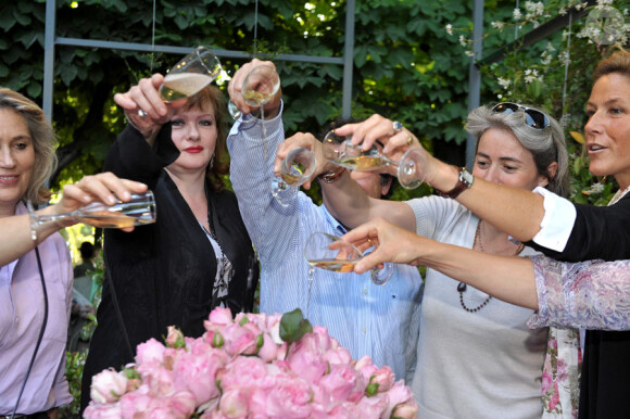 Catherine Jacob célèbre la rose qui porte son nom au Jardin des Tuileries à Paris le 3 juin 2010