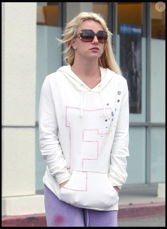 Britney Spears accompagne ses enfants à l'école, à Los Angeles, il y a quelques jours, entourée d'un garde du corps.