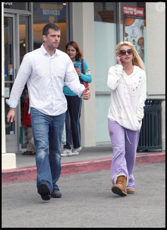 Britney Spears accompagne ses enfants à l'école, à Los Angeles, il y a quelques jours, entourée d'un garde du corps.