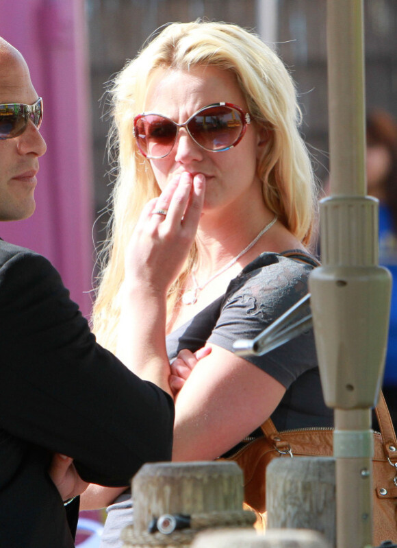 Mardi 1er juin, Britney Spears, entourée de ses deux enfants, Sean Preston et Jayden James, et de son chéri, dans un parc de Los Angeles.
