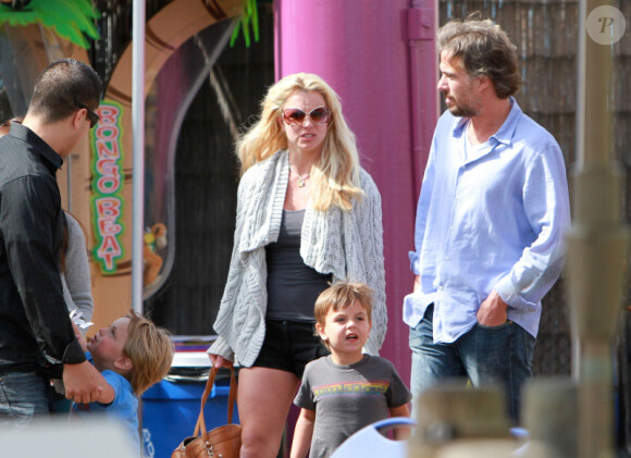 Mardi 1er juin, Britney Spears, entourée de ses deux enfants, Sean Preston et Jayden James, et de son chéri, dans un parc de Los Angeles.