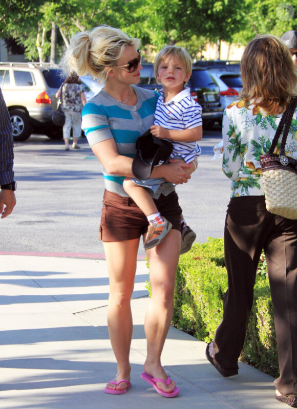 Britney Spears et ses deux garçons vont déjeuner à Santa Monica, vendredi 4 juin, aux côtés de Jamie Spears, papa de la chanteuse.
