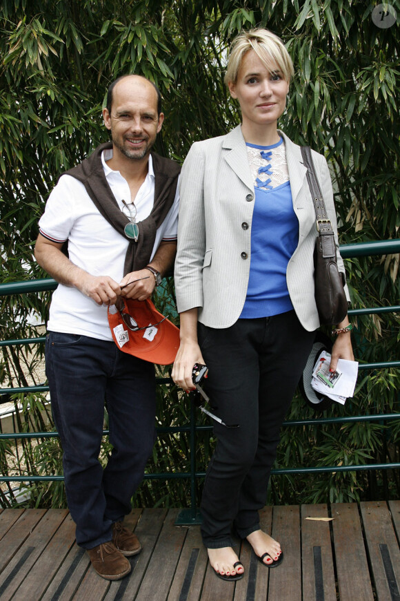 Maurice Barthélémy et Judith Godrèche lors de la finale hommes de Roland-Garros le 6 juin 2010