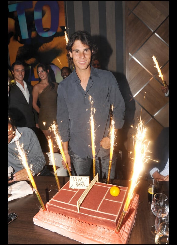 Rafael Nadal fête sa victoire et son anniversaire (24 ans) à l'Arc à Paris le 6 juin 2010