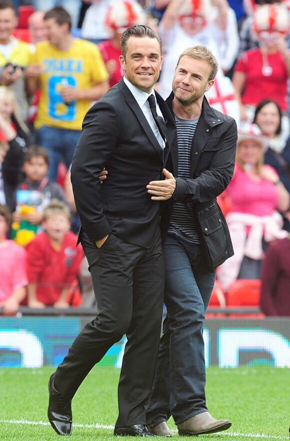 Robbie Williams et Gary Barlow au Soccer Aid Football Match, à Manchester le 6 juin 2010 !