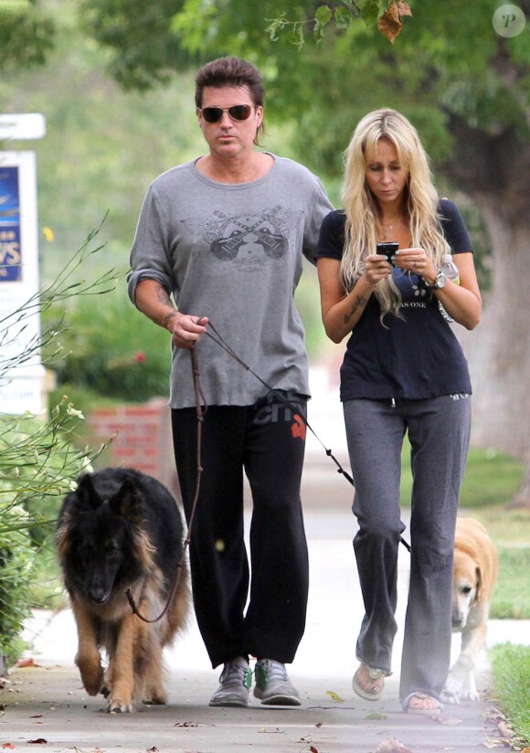 Billy Ray Cyrus et sa femme Trisha Cyrus promènent leur chien à Toluca Lake le 8 juin 2010