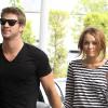 Miley Cyrus et son petit ami Liam Hemsworth se promènent dans les rues de Toluca Lake à Los Angeles le 8 juin 2010