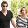Miley Cyrus et son petit ami Liam Hemsworth se promènent dans les rues de Toluca Lake à Los Angeles le 8 juin 2010